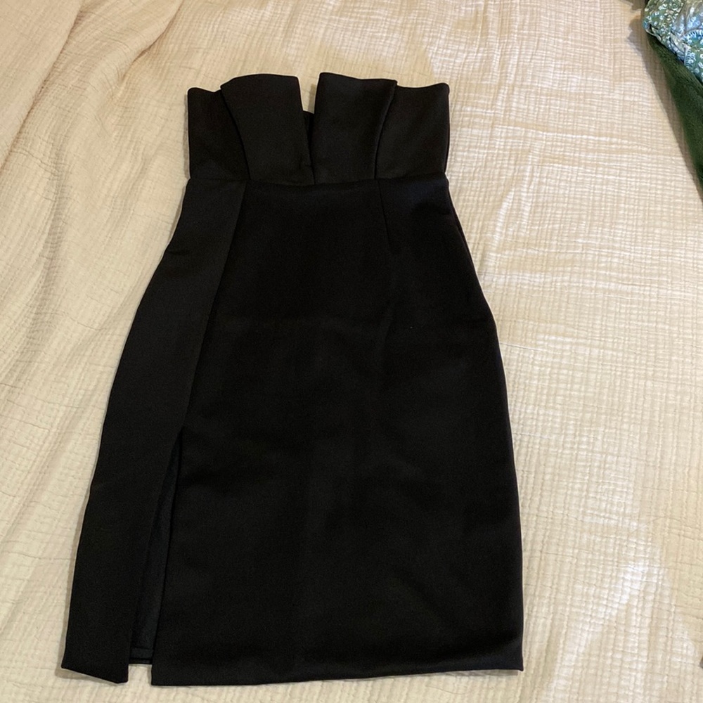 Strapless midi with slit